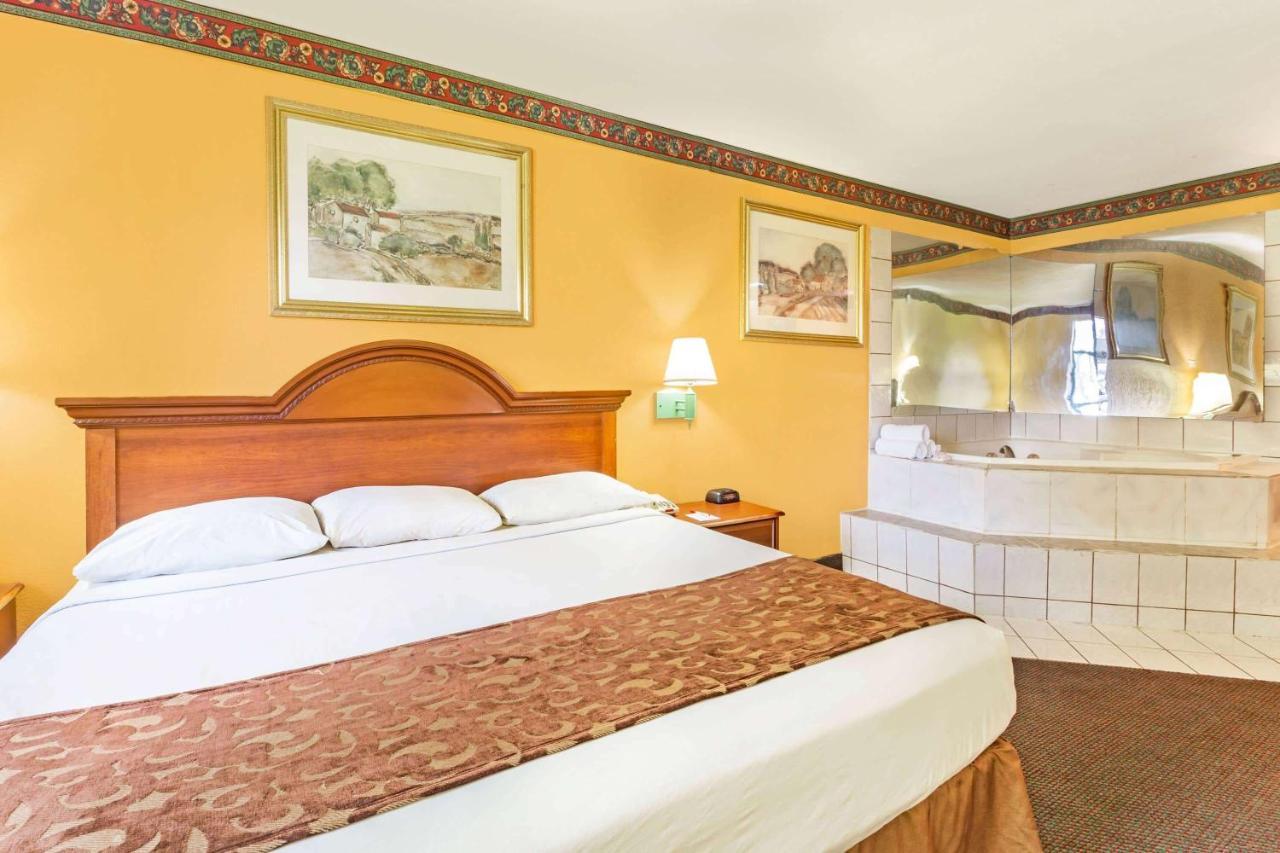 Howard Johnson By Wyndham Lake City Ngoại thất bức ảnh
