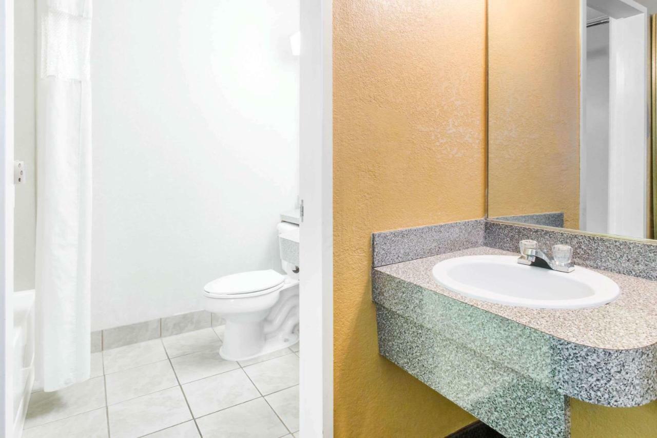 Howard Johnson By Wyndham Lake City Ngoại thất bức ảnh