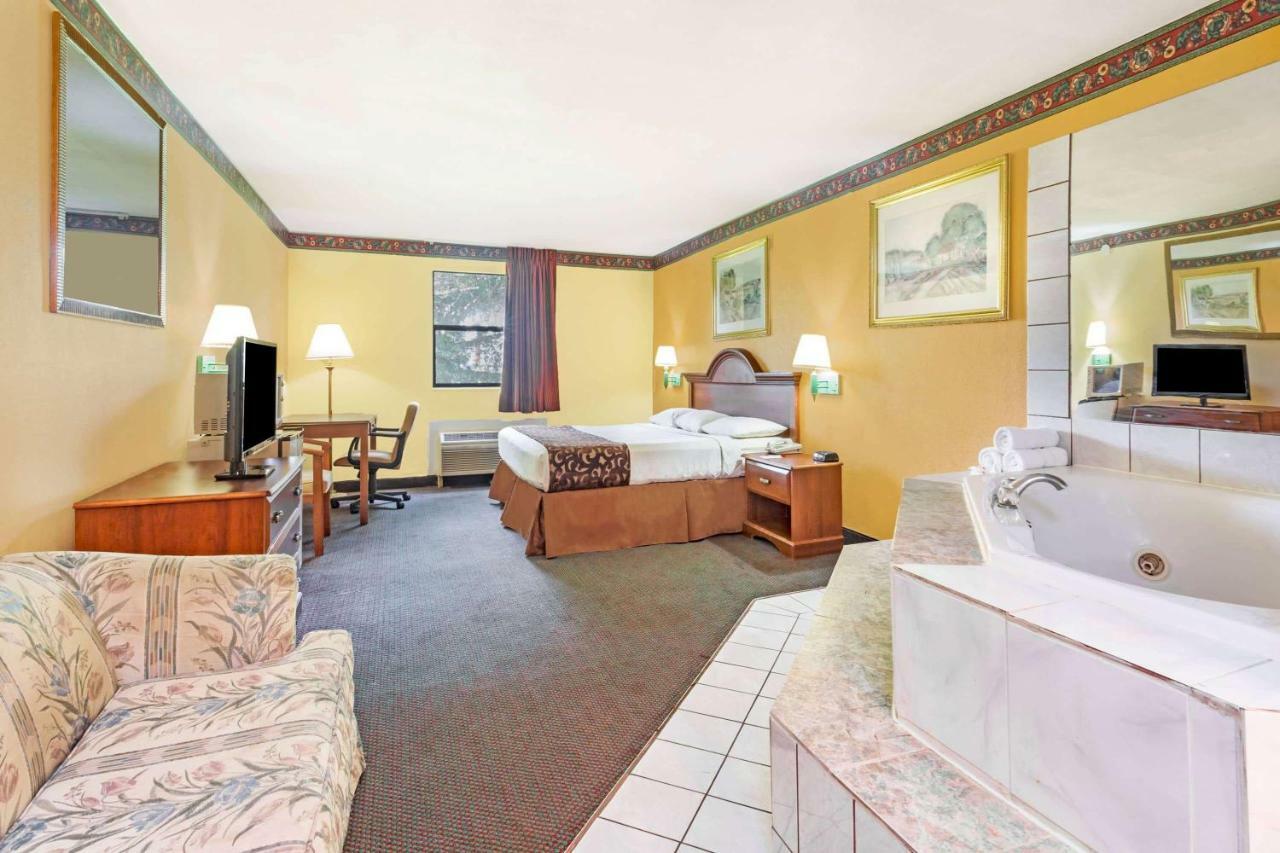 Howard Johnson By Wyndham Lake City Ngoại thất bức ảnh