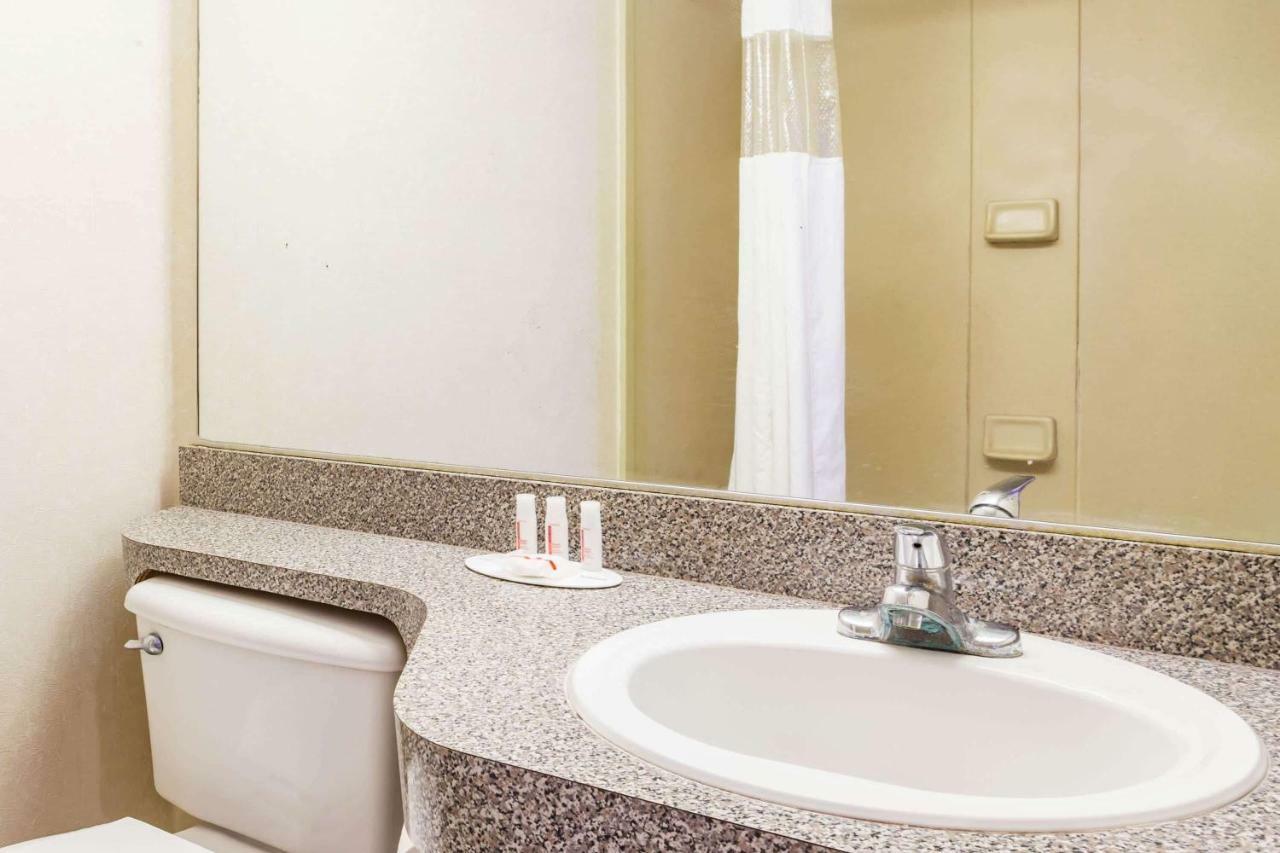 Howard Johnson By Wyndham Lake City Ngoại thất bức ảnh